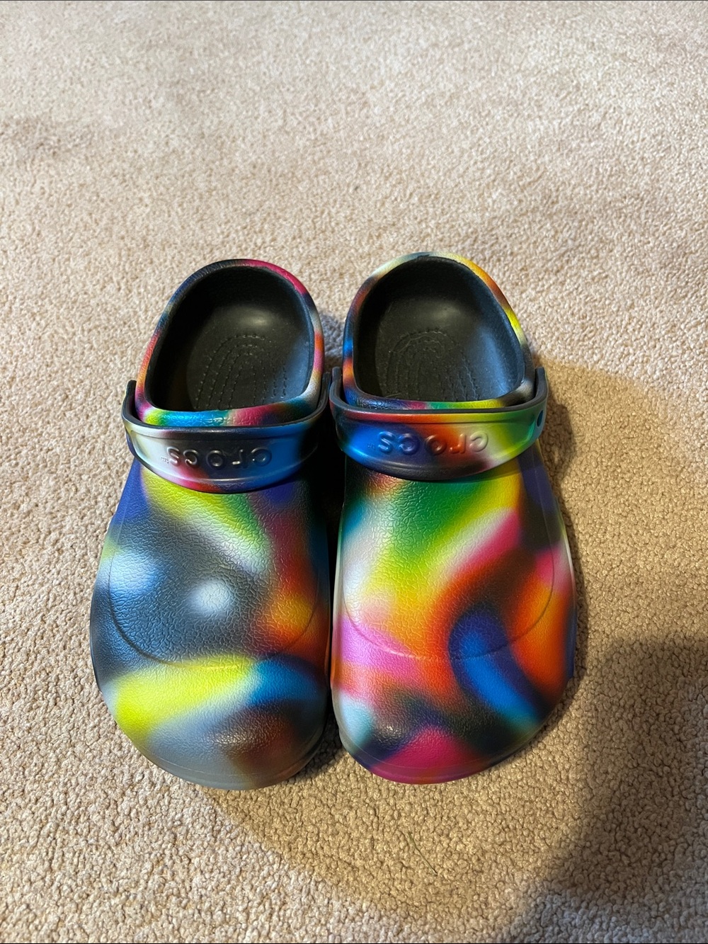 NWOT Crocs bistro, slip resistant shoe in neon tie-dye W10 M8.